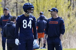 Ben Johnson "blown away" by rookie TE Colston Loveland heading into Bears camp