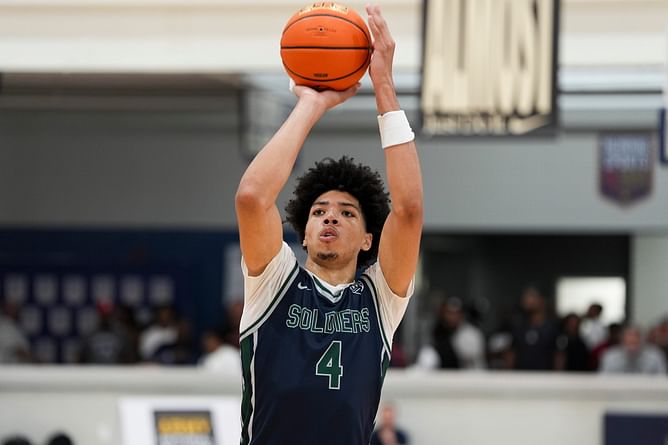 "Arizona or Kansas" Fans buzz as 5-star recruit Tyran Stokes points toward both Tom Izzo and Tommy Lloyd during EYBL game