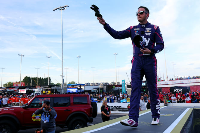 Alex Bowman praises Bubba Wallace’s “super nice” gesture to settle Chicago race beef