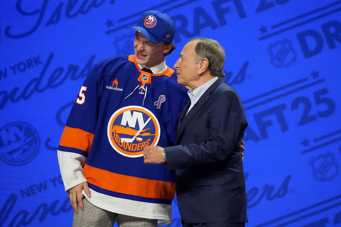 17-year-old Matthew Schaefer playfully bullies Paul Bissonnette when asked about Islanders signing bonus