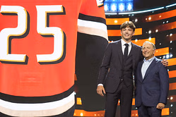 “Height is pure advantage”: NHL fans react to 6’5” Roger McQueen’s electrifying on-ice drill