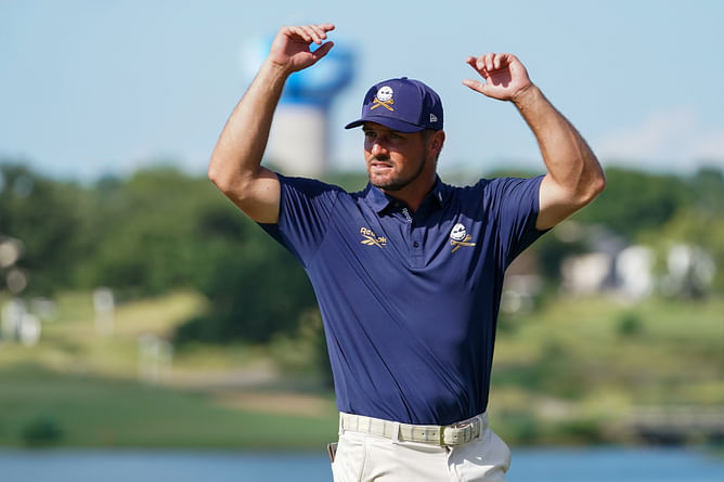 Bryson DeChambeau joins the popular Indonesian boat race trend with his dance moves