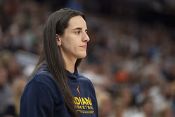 "A reliable backup for Patrick Mahomes" - WNBA fans impressed by Caitlin Clark's QB flair as Fever star launches touchdown pass during practice