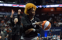 "Hope Dijonai Carrington doesn’t get in her head again" - WNBA fans stunned as NaLyssa Smith bounces back from slump with double-double display
