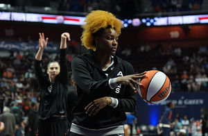 "Hope Dijonai Carrington doesn’t get in her head again" - WNBA fans stunned as NaLyssa Smith bounces back from slump with double-double display