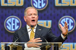 "Biggest clown coach in American history" - CFB fans roast Brian Kelly as LSU HC reveals unique tactic to motivate players for Clemson game