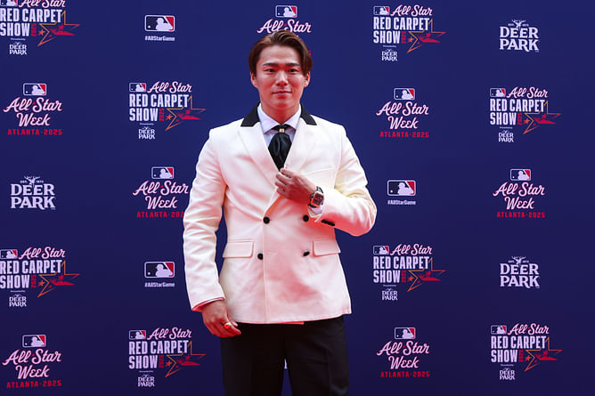 Fans react to Yoshinobu Yamamoto after solo entry at Red Carpet