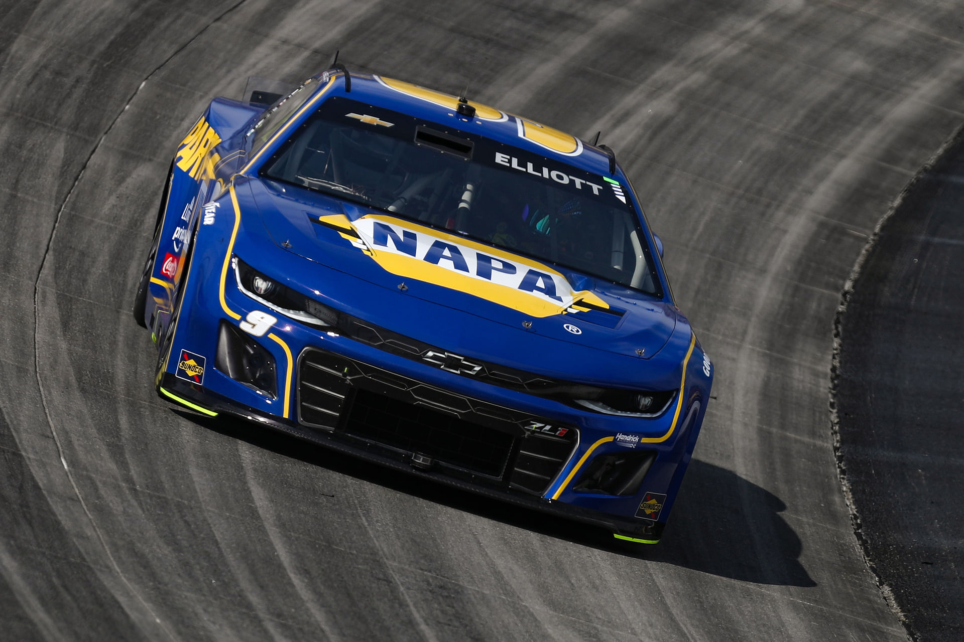 Chase Elliott (9) races during the Autotrader EchoPark Automotive 400 at Dover Motor Speedway - Source: Imagn Images