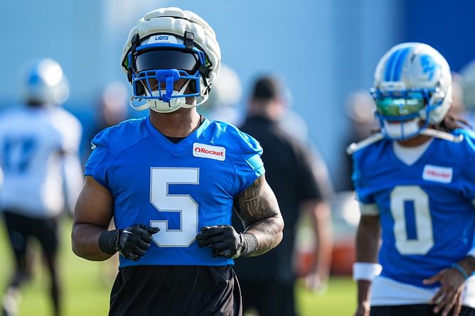 (PICS) Lions' Jahmyr Gibbs poses with David Montgomery as Lions arrive at Canton for Hall of Fame game