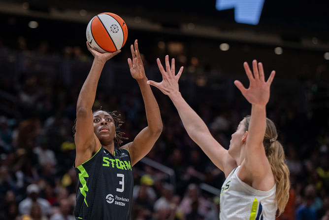 "This is supposed to be their president?": Fans react to Nneka Ogwumike's unexpected outburst in dust-up with Wings' $66,079 player