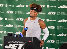 Aaron Glenn addresses Justin Fields getting carted off during Jets training camp after suffering leg injury