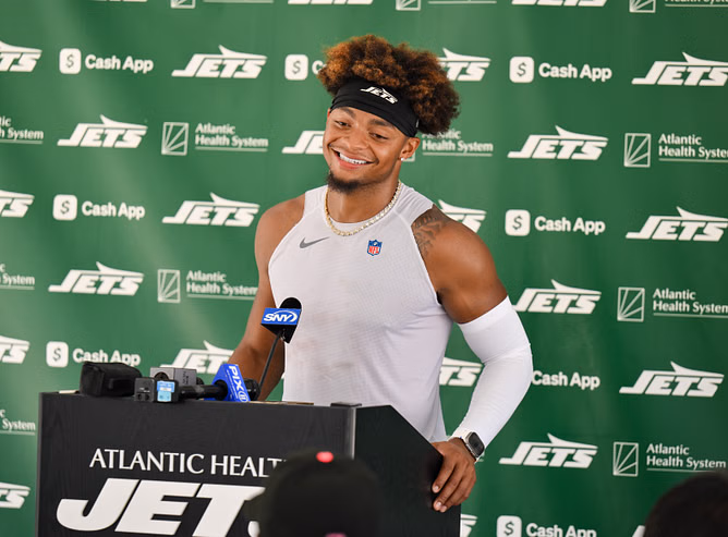Aaron Glenn addresses Justin Fields getting carted off during Jets training camp after suffering leg injury