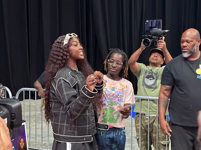 $1,500,000 NIL valued Flau'jae Johnson's mom Kia Brooks reacts to moments from her daughter's giveaway event
