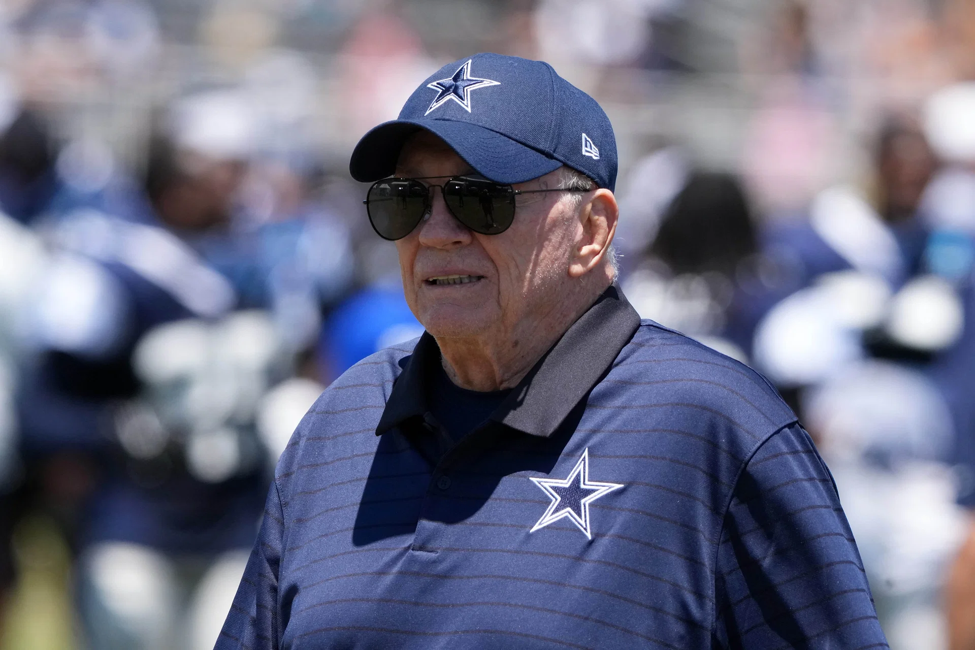 "He's so insufferable" - NFL fans react as Jerry Jones takes another shot at Micah Parsons with CeeDee Lamb reference amid contract drama