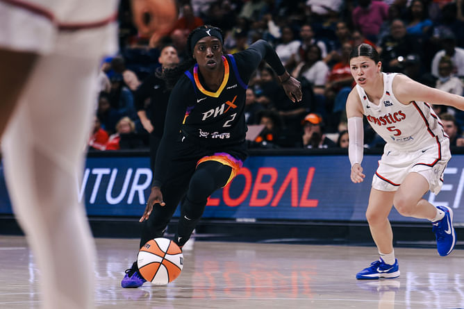 "How can you run off the court mid play cause of a hair malfunction?": Fans in frenzy as Kahleah Copper loses her wig in live play vs Mystics
