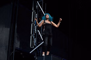 "Cultural reset" — Fans react to Halsey sharing photos with blue hair with the caption "You rang?"