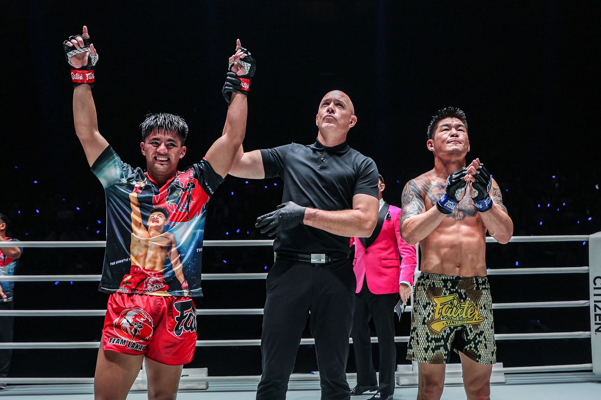 Jhanlo Mark Sangiao (left) left it late against Shinechagtga Zoltsetseg. [Images courtesy from ONE Championship]