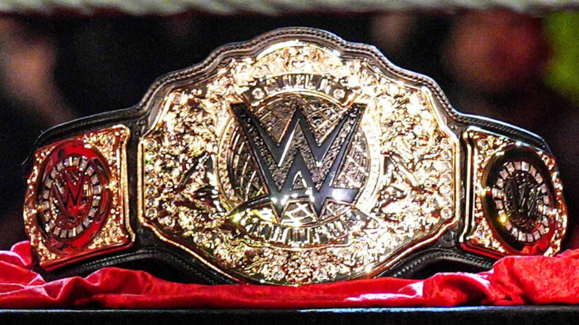 4-time WWE World Champion was kicked out of a faction! [Image credit: WWE.com]