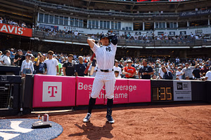 WATCH: Anthony Volpe’s father voices displeasure to Mets fan in Yankees shortstop's defense