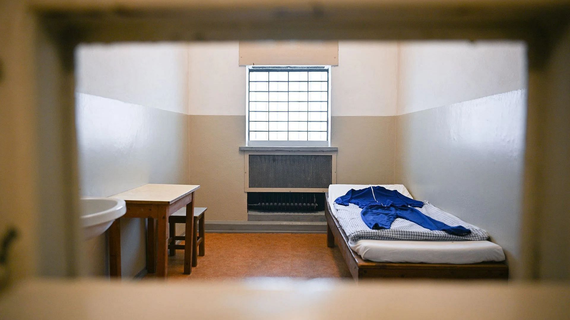 A prison cell at the Hohensch&ouml;nhausen Memorial (Image via Getty)