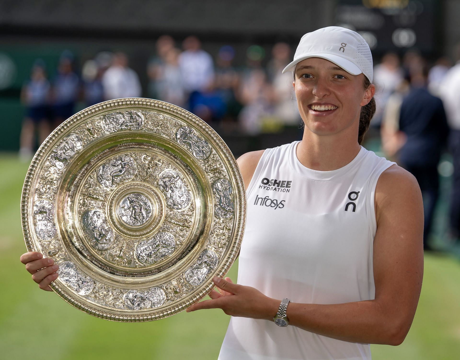 Iga Swiatek poses with the Wimbledon 2025 title | Image Source: Getty