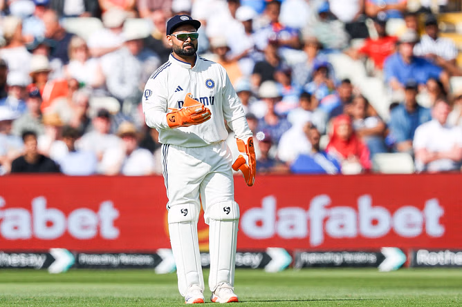 "Woh kisi bhi baat se khush nahi hota" - Rishabh Pant hilariously spills the beans on behavior patterns of teammates