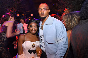 Bears' Jonathan Owens spends beach time with wife Simone Biles after hosting youth football camp
