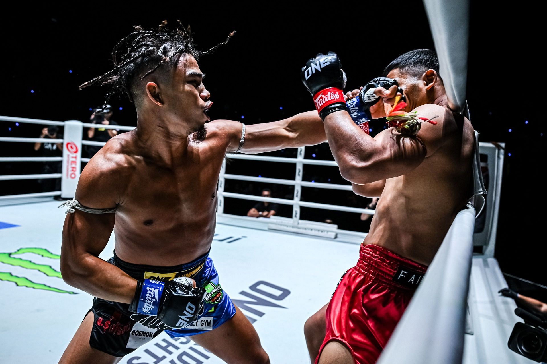 (From left) Suriyanlek Por Yenying emerged victorious against Rambong Sor Therapat.