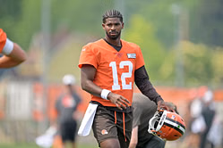 "He is changing lives for the better" - Ex-Heisman trophy-winner lavishes praise on Shedeur Sanders for visiting victims of devastating Cleveland fire