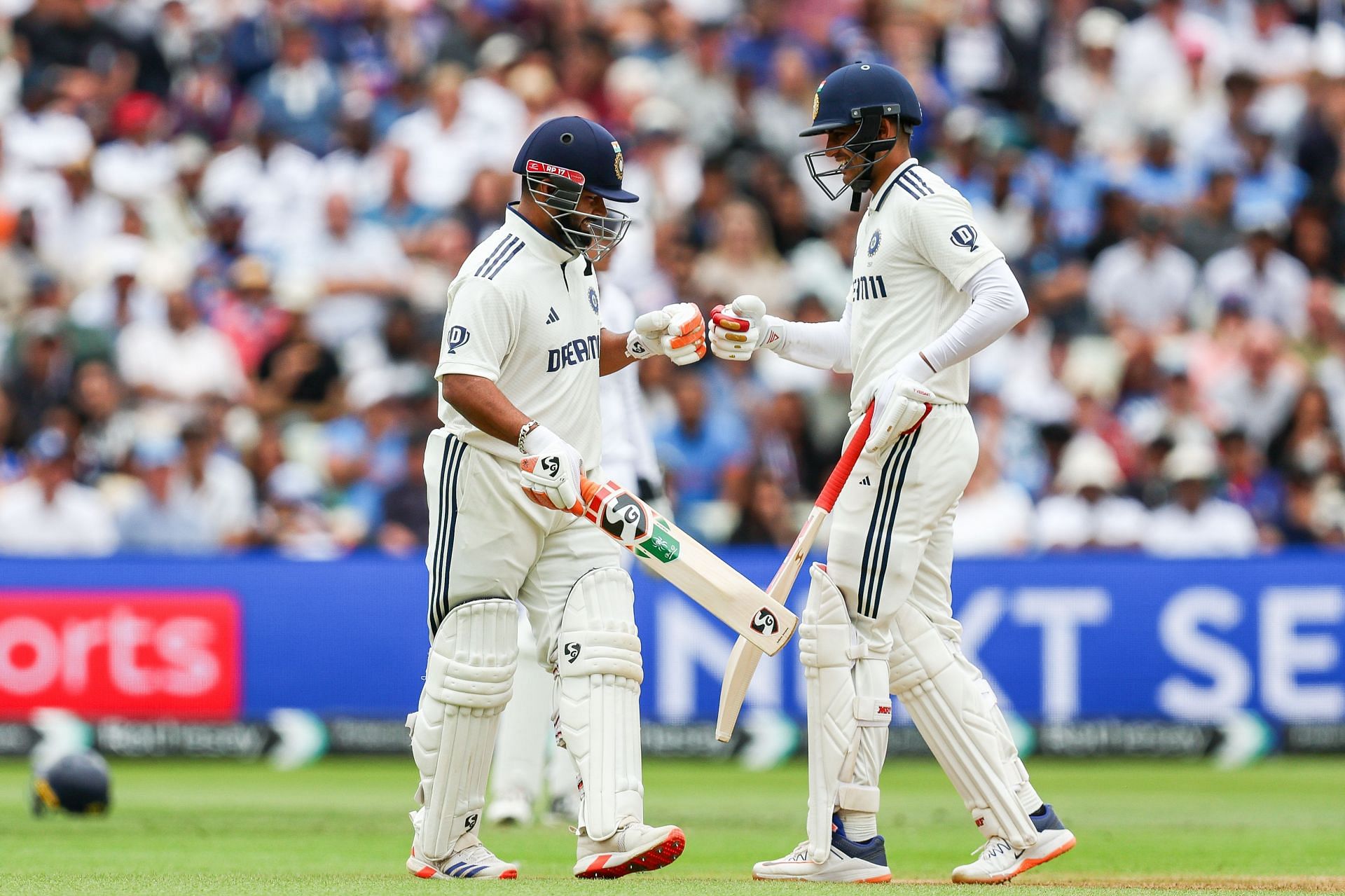 Shubman Gill (right) and Rishabh Pant stitched together a century partnership in India&#039;s second innings. [P/C: Getty]