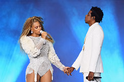 "Beyoncé was NOT ready for that level of PDA on stage" — Internet reacts to Jay-Z kissing his wife on stage during the Cowboy Carter Tour in Atlanta