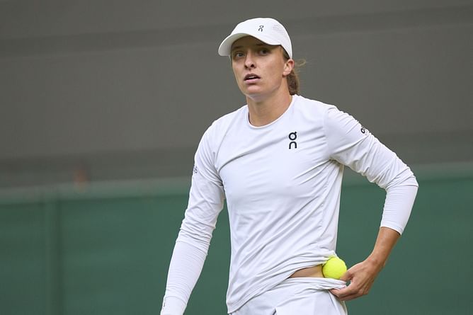 WATCH: Iga Swiatek alarmed by reminder of traditional dance with men's champion at Wimbledon ahead of final against Amanda Anisimova
