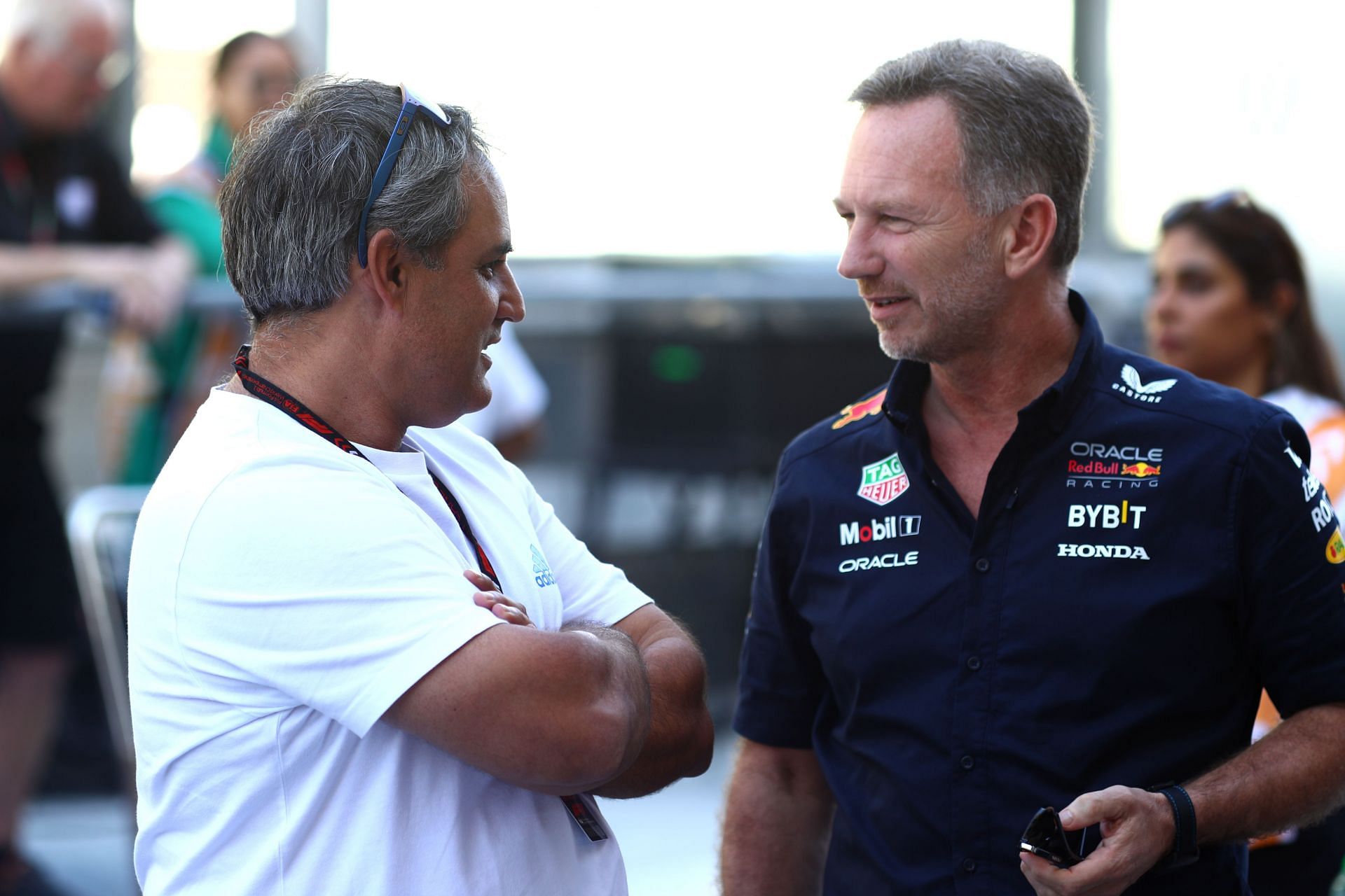 Juan Pablo Montoya (L) and Christian Horner (R) at the 2024 F1 Grand Prix of Abu Dhabi - Source: Getty