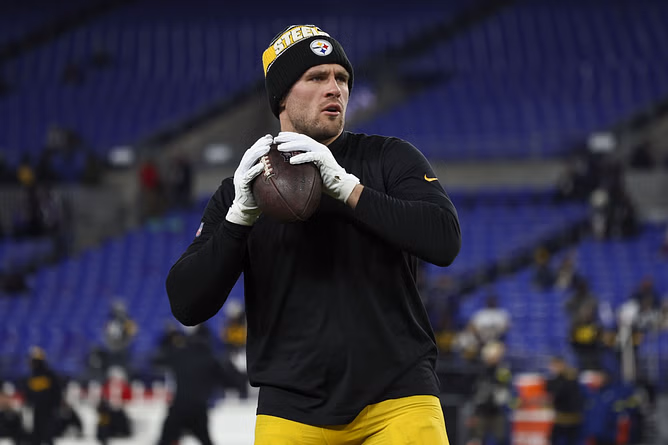 NFL analyst claims Steelers hope to offer Maxx Crosby-like $35,500,000 deal, with T.J. Watt expecting north of $40M