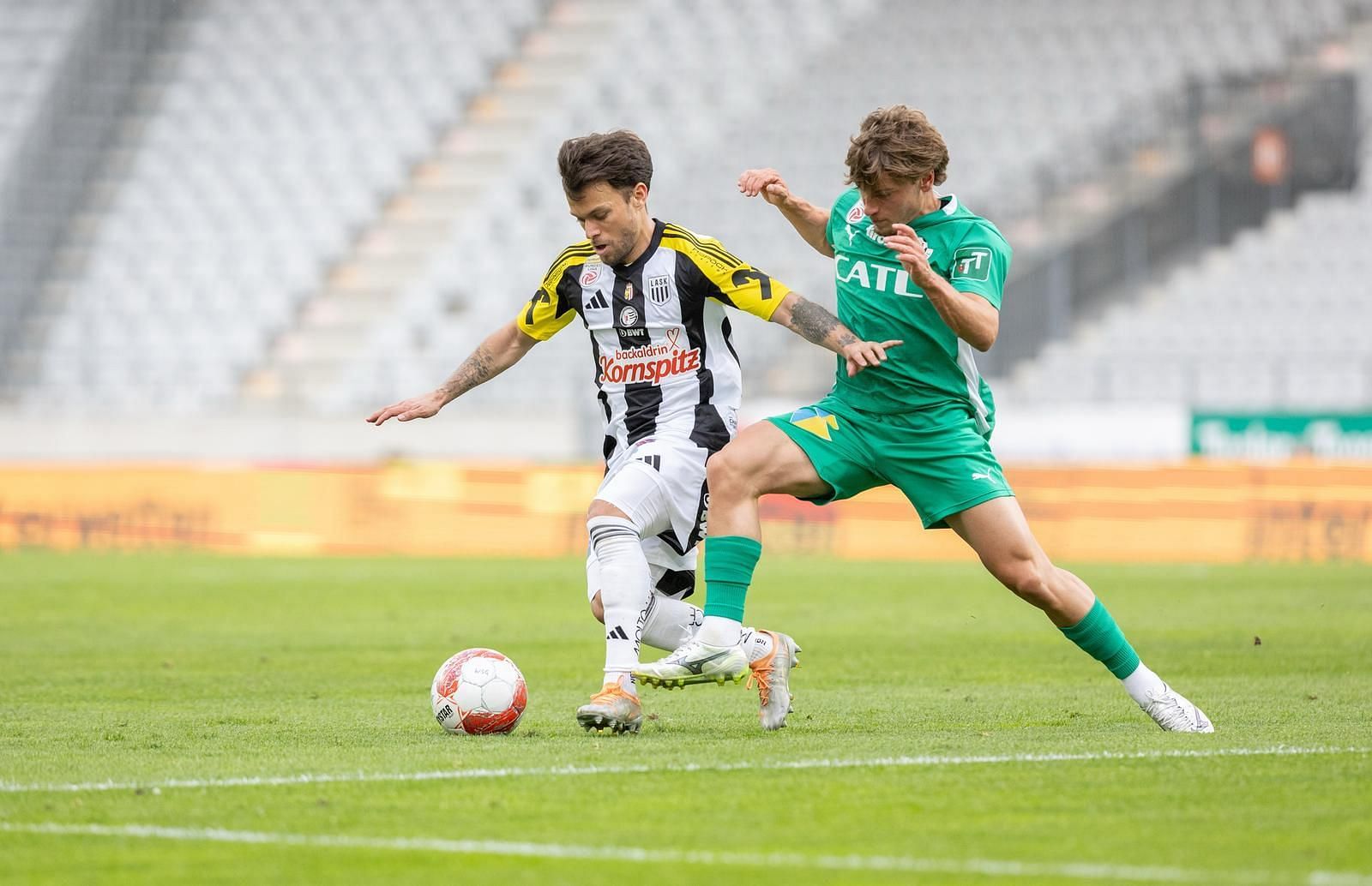 Yannick V&ouml;tter (R) in action for WSG Tirol