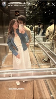 Shardul Thakur clicks romantic mirror selfie with wife (Image via Instagram-@mittaliparulkar_)