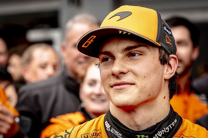 Oscar Piastri drops 5-word reaction for a clip featuring him during the driver's parade