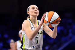 "That's soulmate sh*t": Fans stunned over Paige Bueckers' mind-blowing historical link to girlfriend Azzi Fudd's namesake