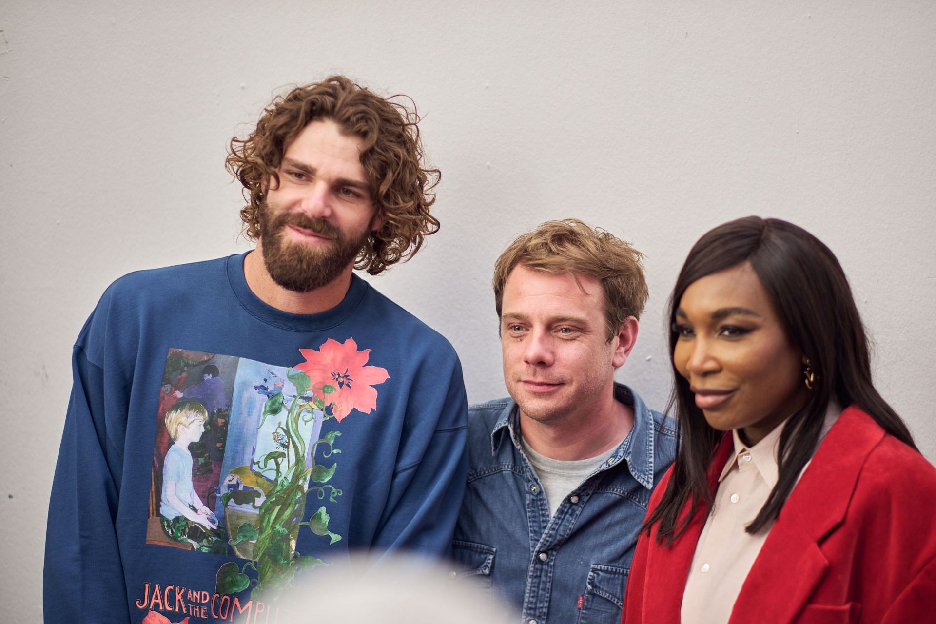 Reilly Opelka (left) and Venus Williams (right) with fashion designer Jonathan Anderson at a Milan event in 2024 (Source: Getty)