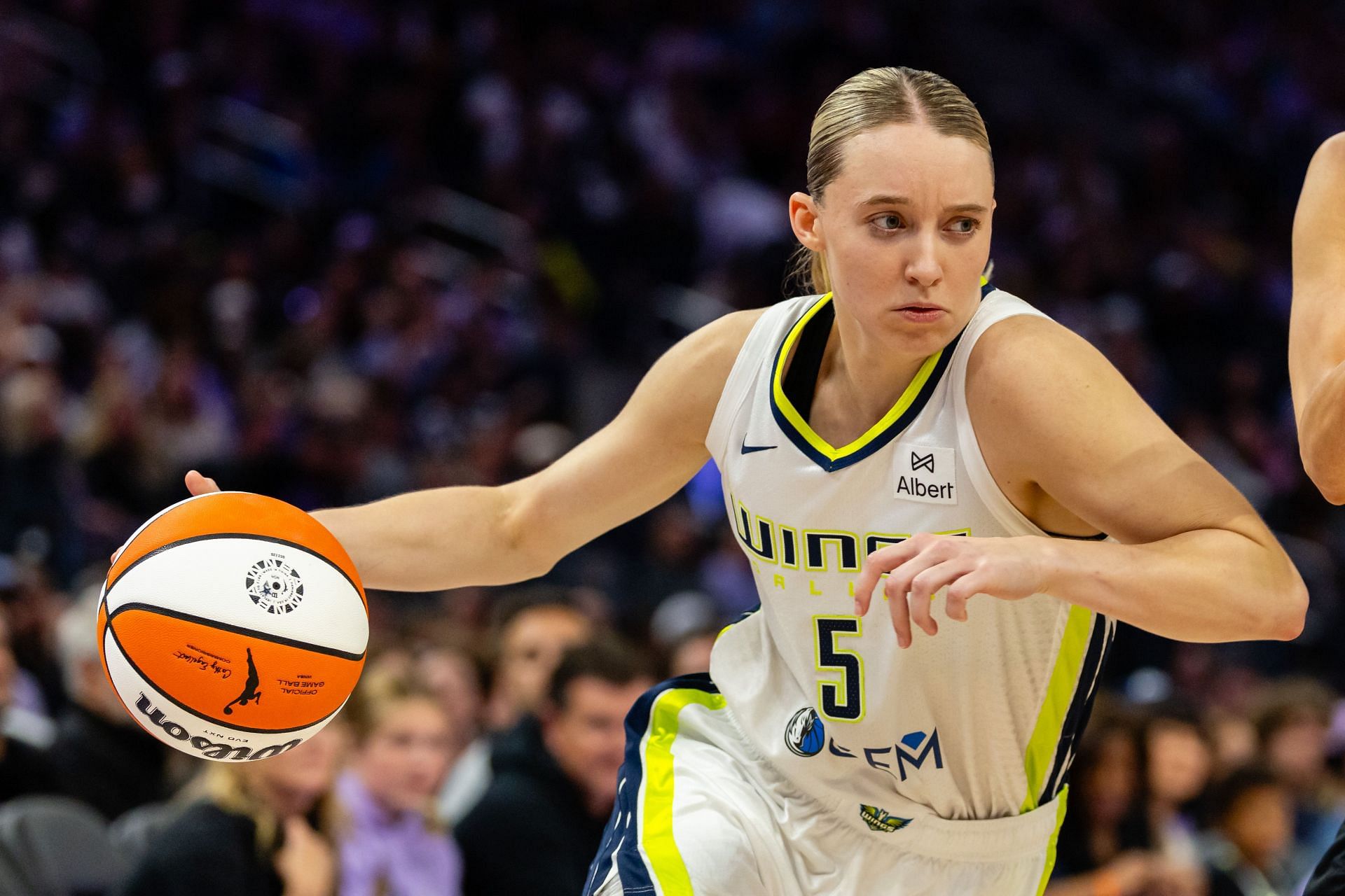Bueckers #5 of the Dallas Wings drives the ball during a WNBA game against the Golden State Valkyries on July 25, 2025, at Chase Center in San Francisco, CA. - Source: Getty