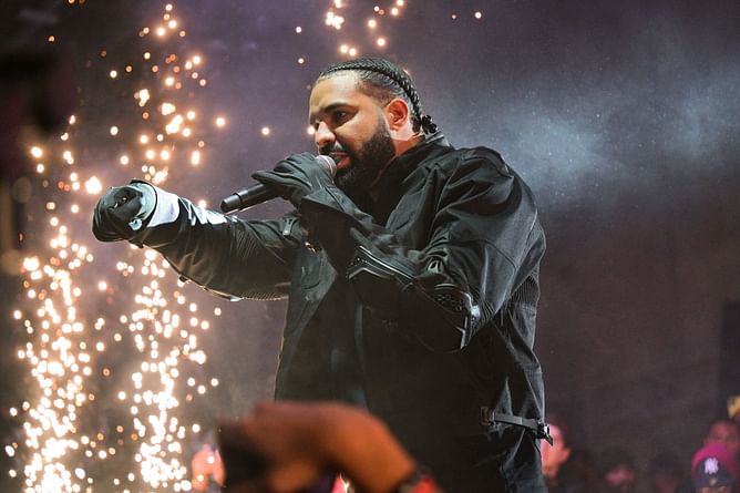 "I didn't get here by being a snake" - Drake delivers a heartfelt speech, talking about his karma during his Amsterdam show