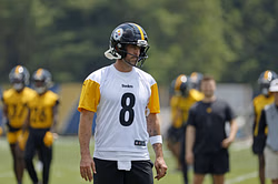 [WATCH] Aaron Rodgers already building chemistry with Steelers WR Ben Skowronek during hoops session