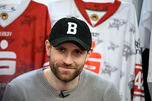 Leon Draisaitl, NHLPA donate 29 sets of hockey equipment to his junior hockey team in Cologne, Germany