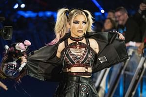 36-year-old WWE star issues an apology to Alexa Bliss after what happened on SmackDown