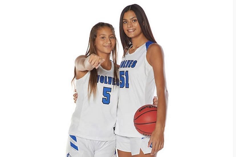 The Betts sisters, Lauren and Sienna, posing for a photo on IG. Image via @siennabetts_