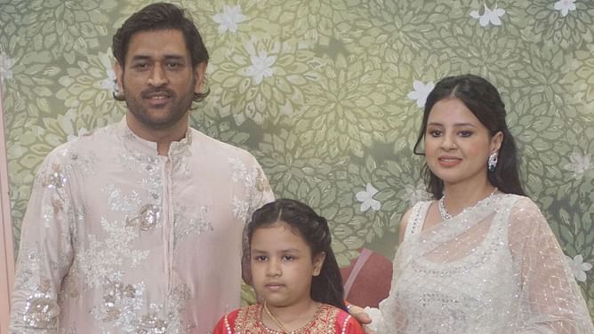 MS Dhoni offers prayers at Maa Dewri Mandir in Ranchi with family [Watch]