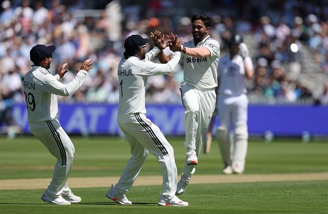 "Bagundi ra mama" - Shubman Gill cheers in Telugu for Nitish Kumar Reddy while bowling on Day 1 of 3rd ENG vs IND 2025 Test [Watch]