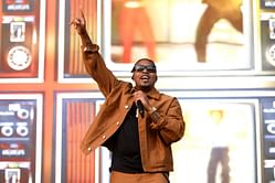 "Always making it about himself" — Internet reacts to LeBron James shaking Nas’ hand mid-performance during his Las Vegas show