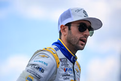 WATCH: Chase Elliott brushes against the walls at Chicago Street circuit