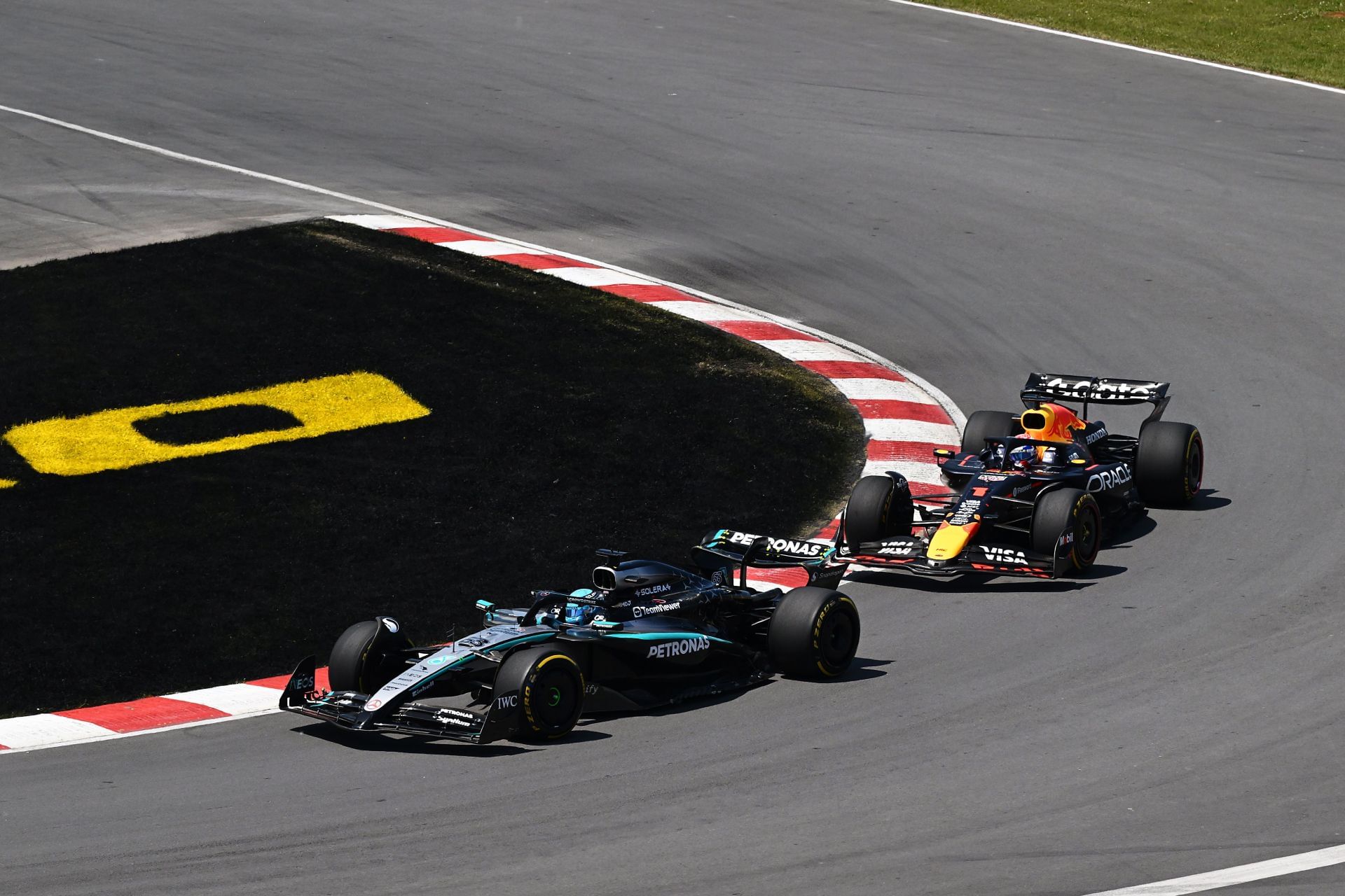 George Russell of Great Britain driving the (63) Mercedes AMG Petronas F1 Team W16 leads Max Verstappen of the Netherlands driving the (1) Oracle Red Bull Racing RB21 - Source: Getty